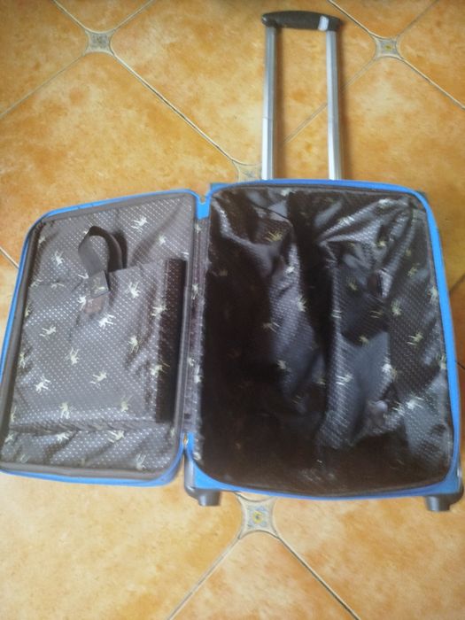 чемодан на четырёхколёсах