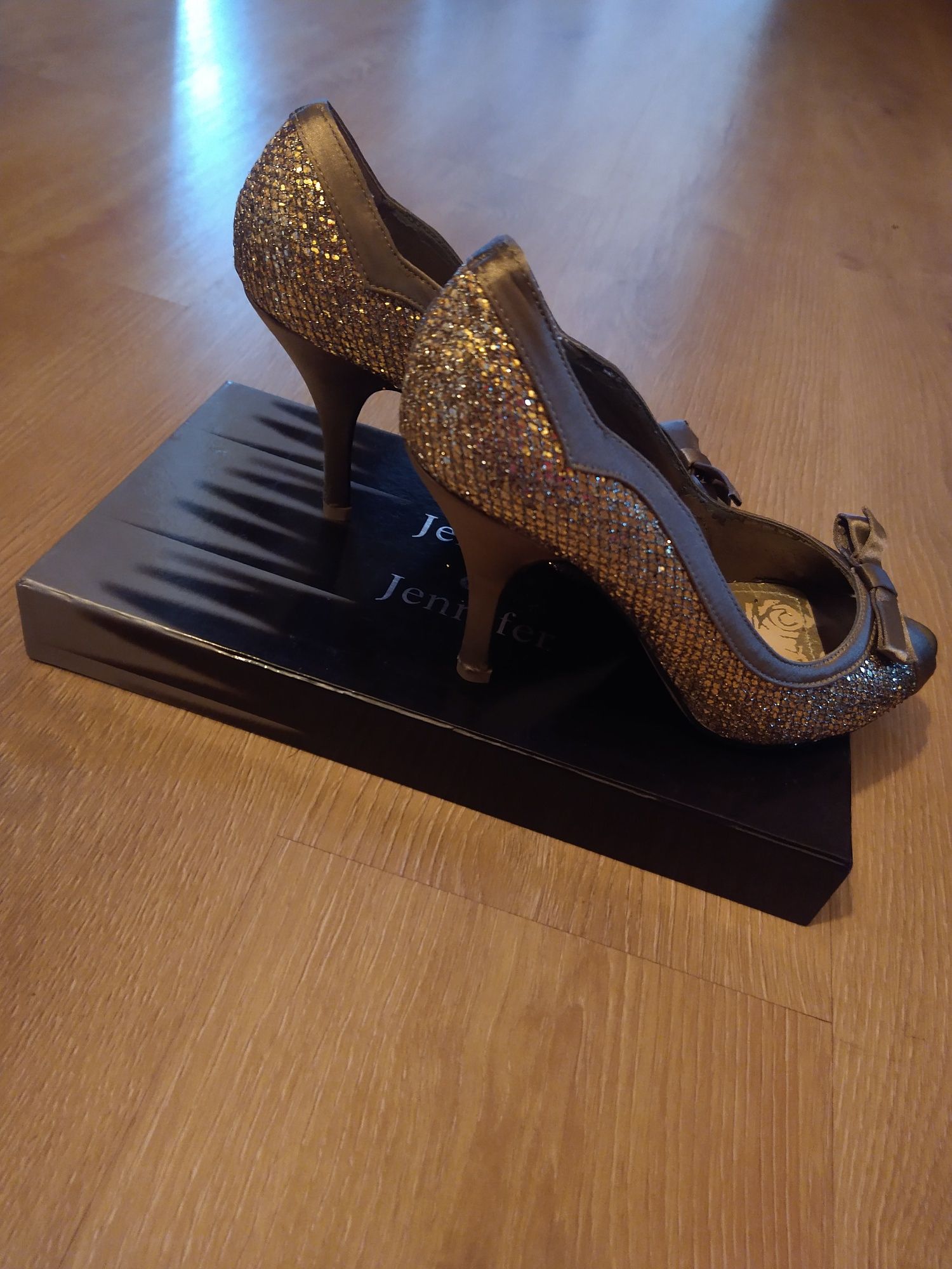 Zlote, elegancję buty