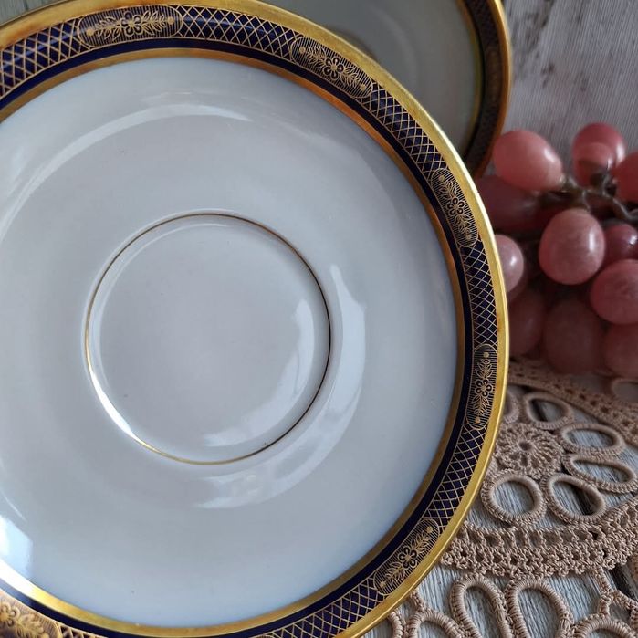 Hutschenreuther Jurvel urocze dwa spodki. Biała porcelana zdobiona kob