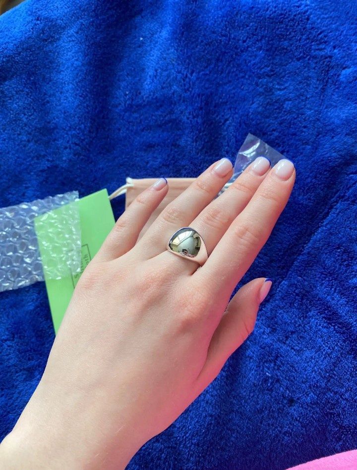Красивое серебрянное кольцо в стиле минимализм