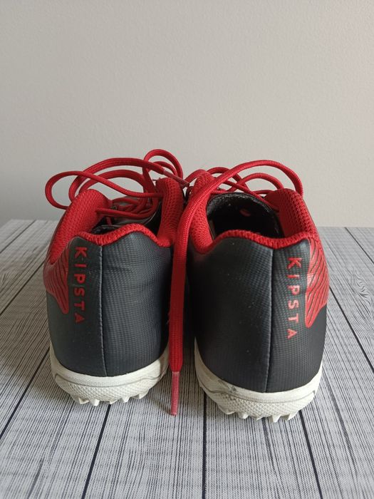 Kipsta buty dziecięce do piłki nożnej czarno-czerwone rozm.33