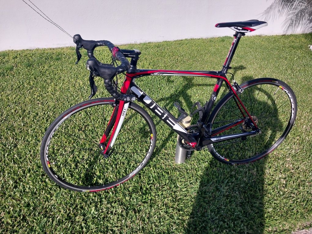 Bicicleta Cube de estrada em carbono