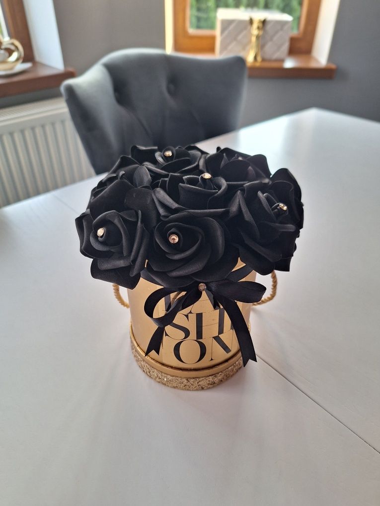 Flower box glamour złoto czarny mega elegancki czarne róże