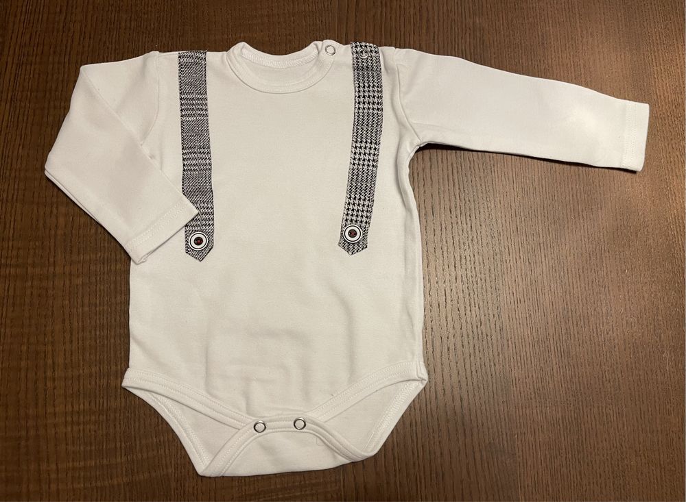 Body niemowlęce r. 68/74, eleganckie białe body z szelkami