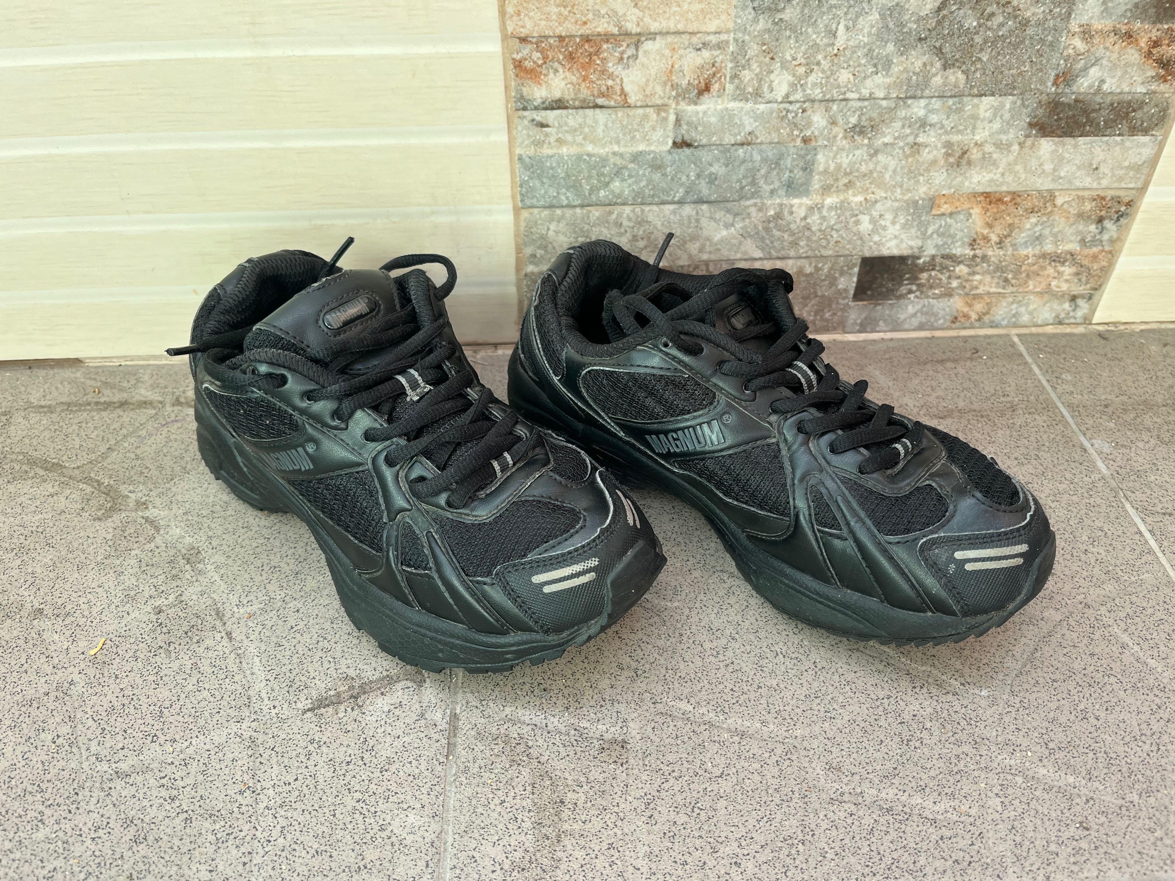 Кросівки Magnum Uniform Service Trainer Black (M.U.S.T.). Розмір 38М.