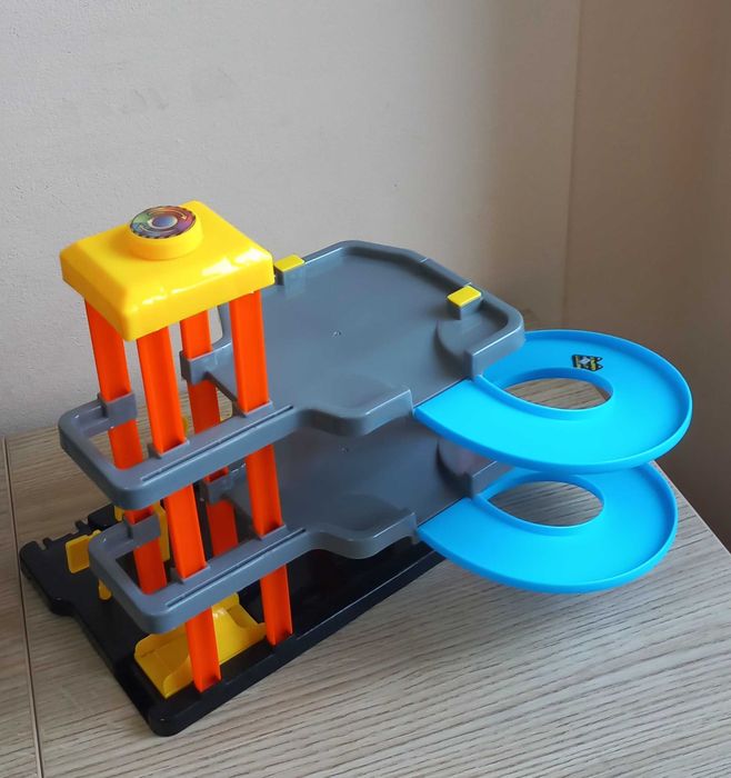 Дитяча парковка-гараж та трейлер з машинами