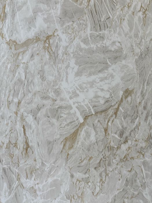 Mesa secretária com pés de ferro e tampo de vidro