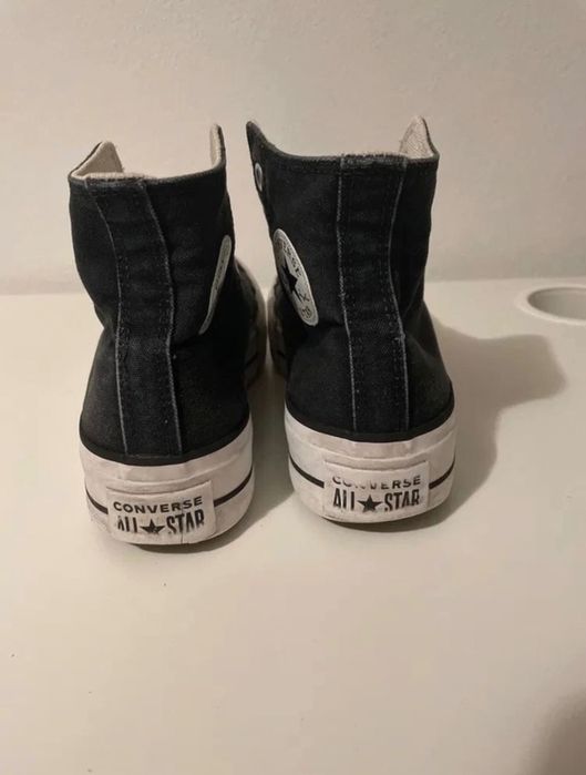 Converse pretas de plataforma