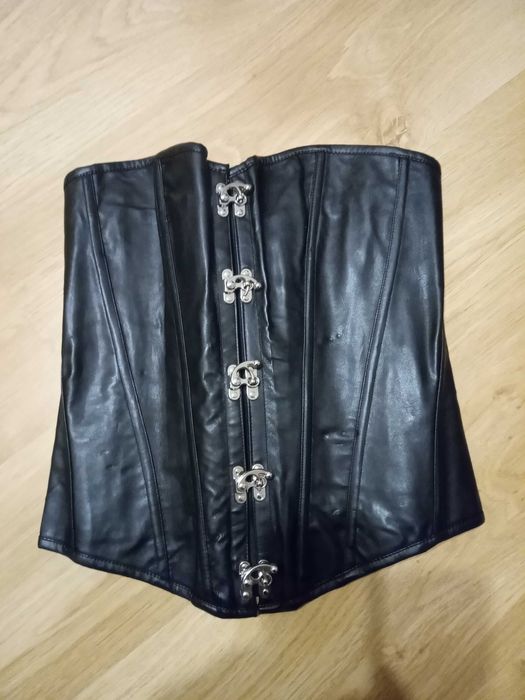 832/ Modelujący gorset z ekoskóry czarny zapinany na metalowe haftki M