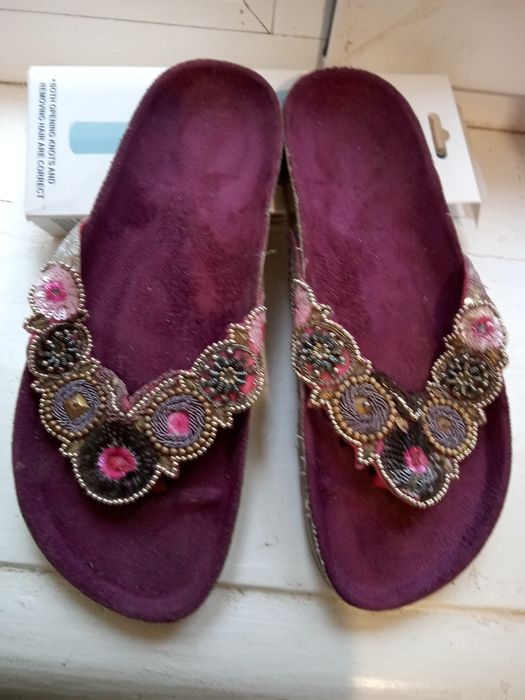 Неймовірні  шльопанці бузкового кольору