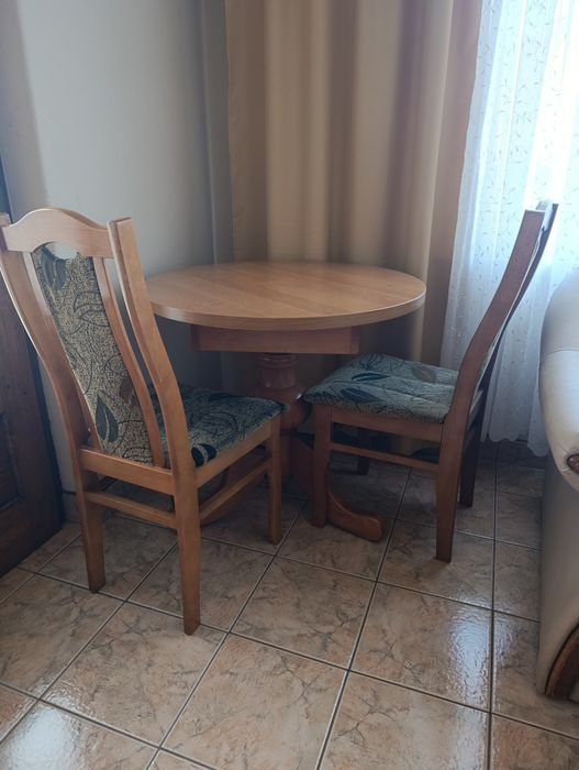 Stół z krzesłami