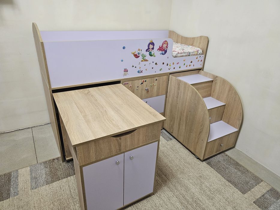Функціональне дитяче ліжко-чердак зі столом, тумбою та  сходами.