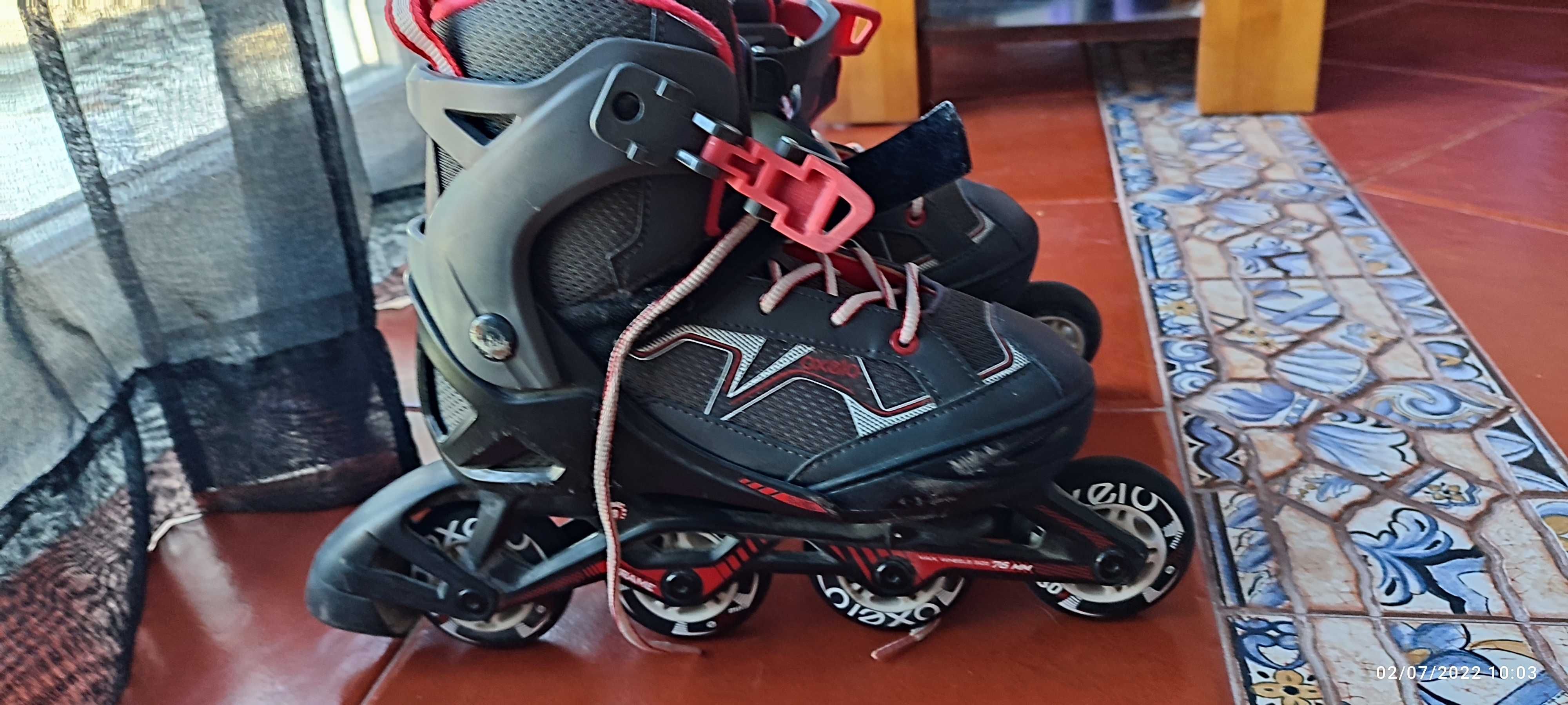 Patins de criança vermelho e preto