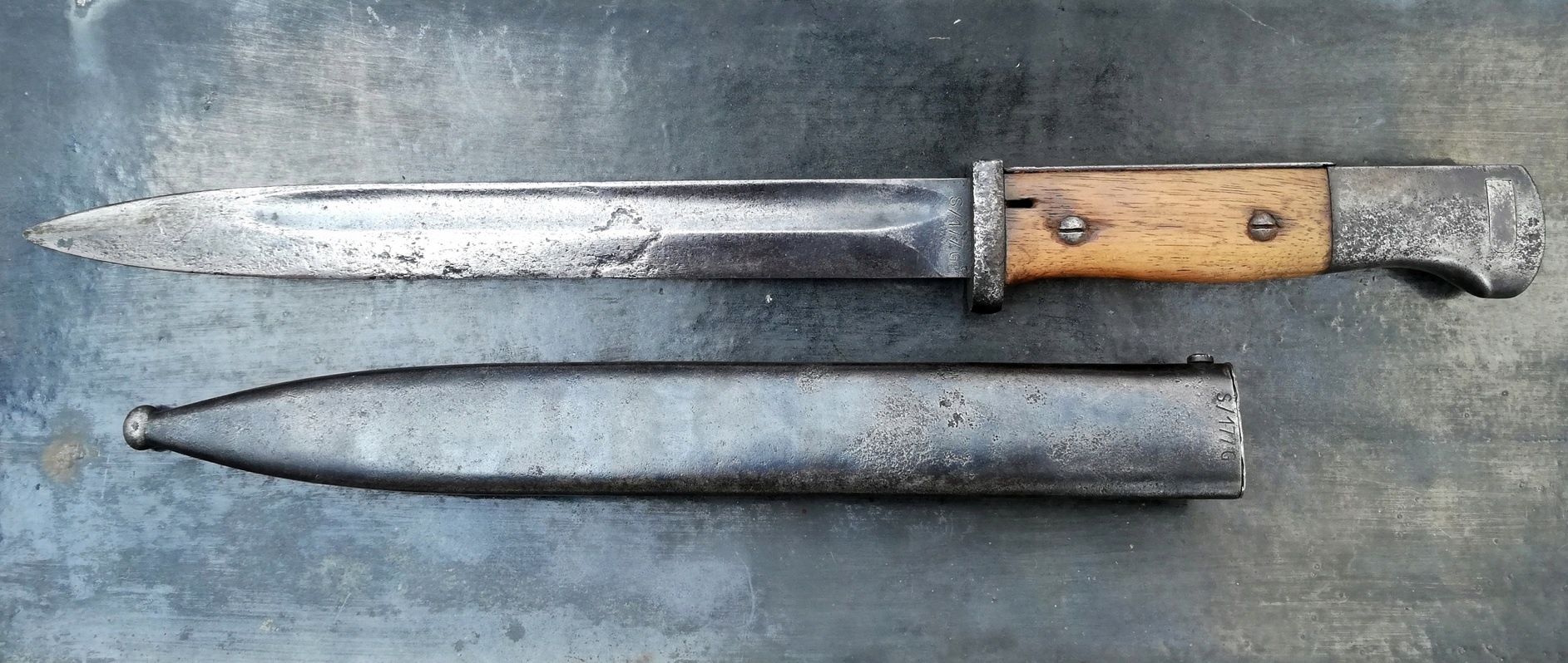 Niemiecki bagnet Mauser z pochwą, zgodny