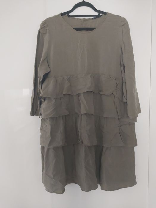 Sukienka khaki z falbanami Zara