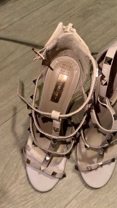 Босоніжки на підборах