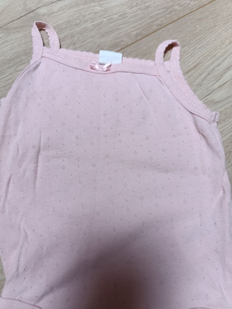 Jasnoróżowe body ażurowe r.68