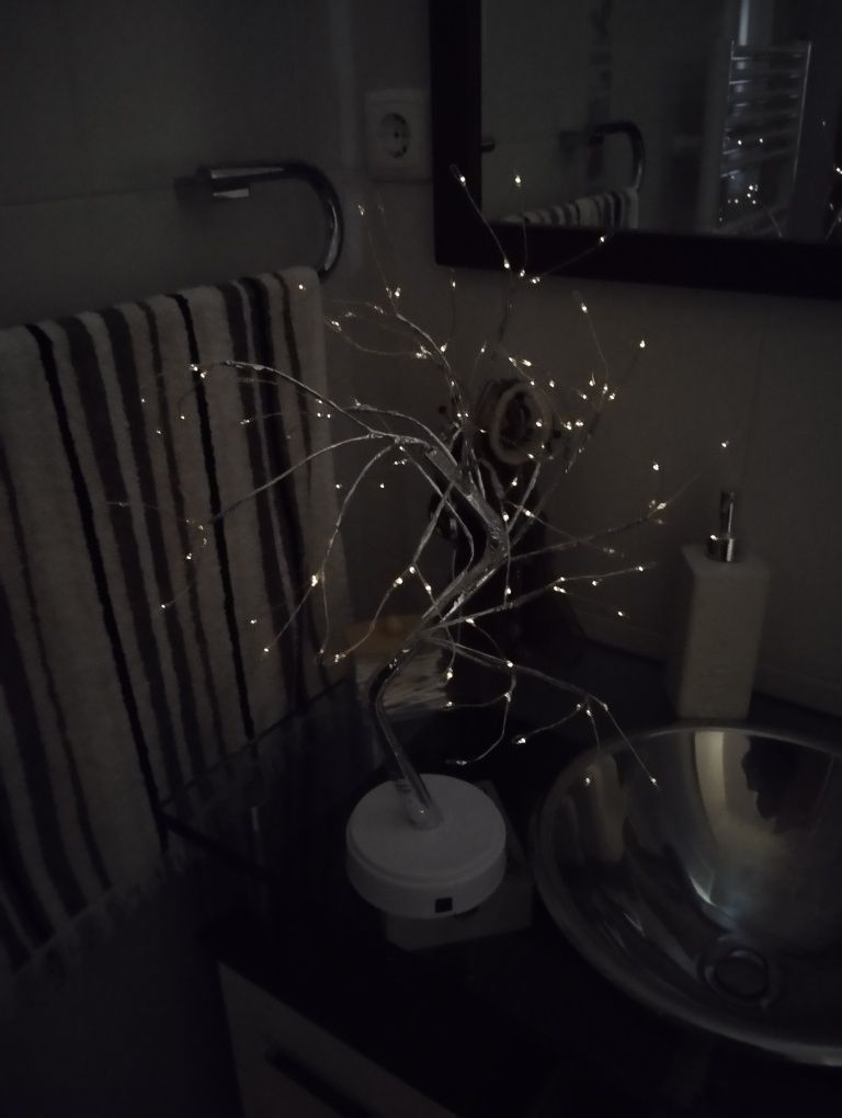 Árvore prateada iluminada