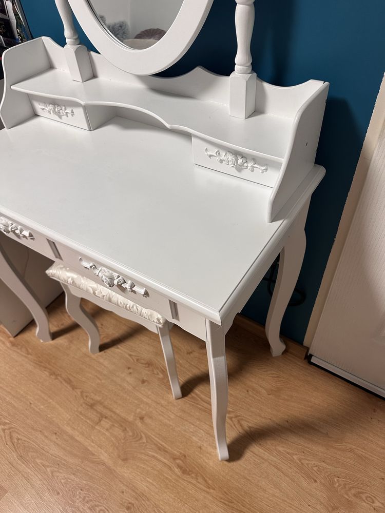 Toaletka z krzeslem i lustrem