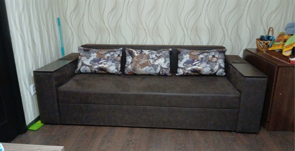 Диван розкладний з подушками