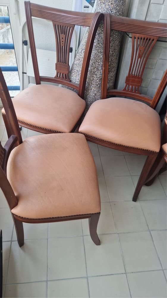 Mesa de madeira e 6 cadeiras