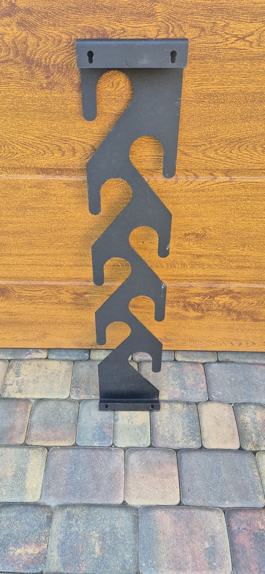 Czarny metalowy wieszak 77 x 15 cm