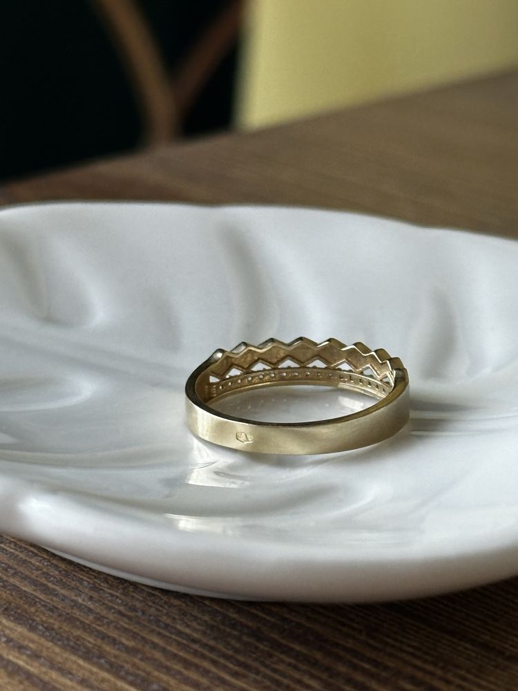 Złoty pierścionek z cyrkoniami plaster miodu 585 Krol Jewellery