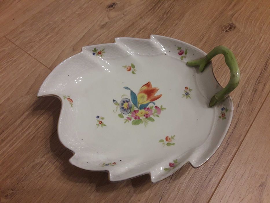 Talerz w kształcie liścia z porcelany HEREND