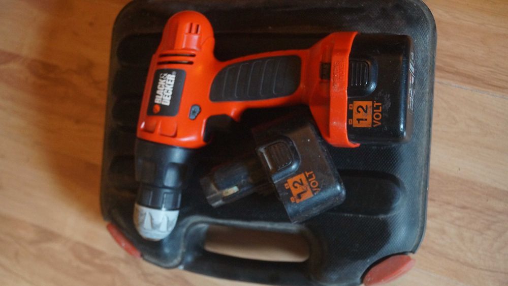 Wkrętarka Black & Decker 12V CD12C 2 akumulatory i zasilacz walizka