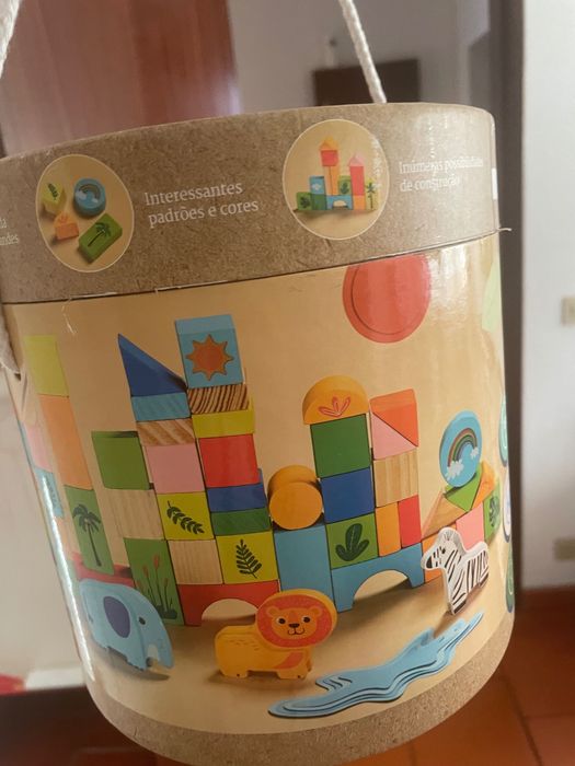 Roupas, sapatos, carrinhos e brinquedos