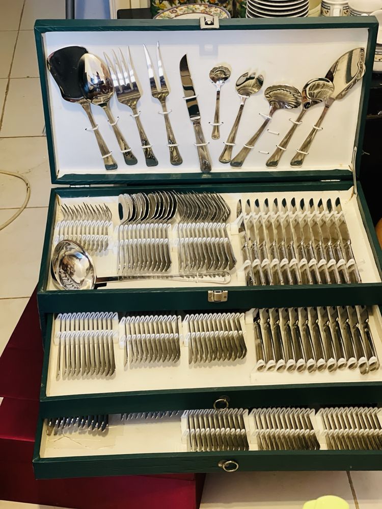Magnífico conjunto de talheres com 80 peças em metal .