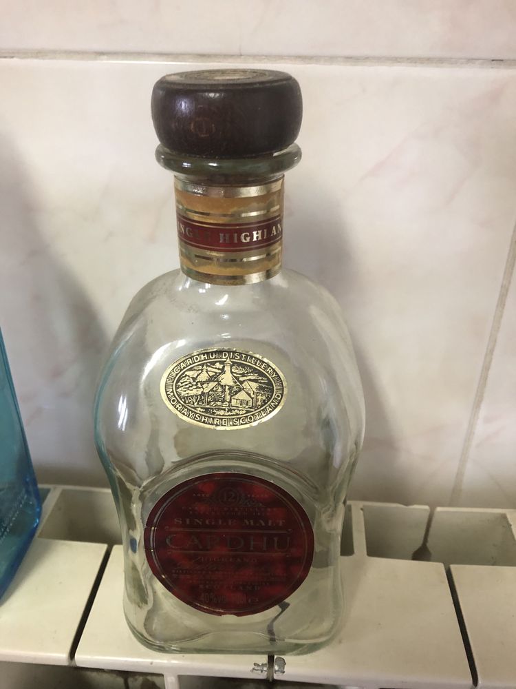 Garrafas vazias de gin e outras