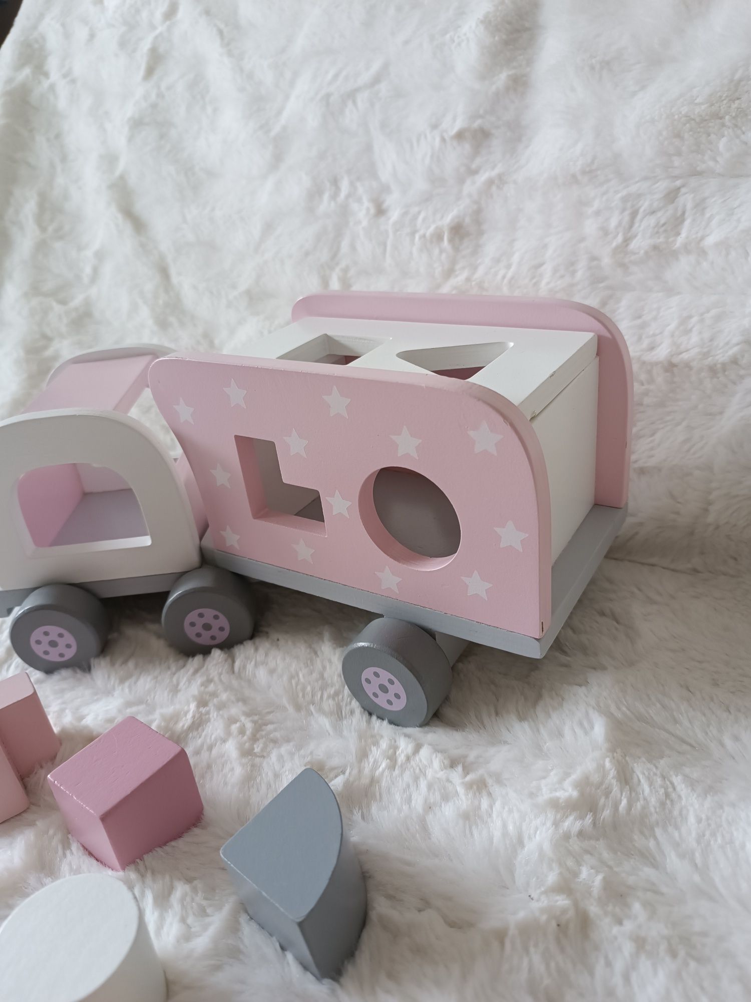Drewniana ciężarówka Kid's Concept różowa sorter drewniany dla dziecka