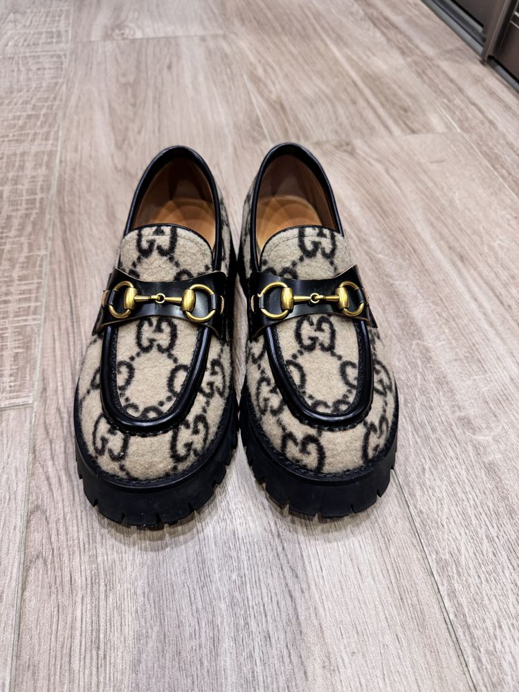 Лоферы Gucci.
