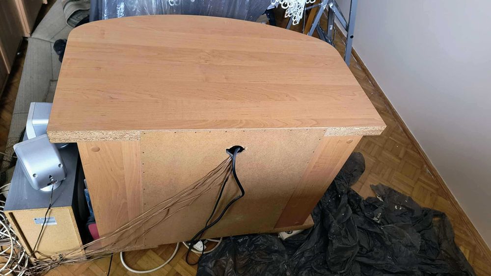 Szafka RTV do salonu w kolorze jasnego drewna ze szklaną witryną.