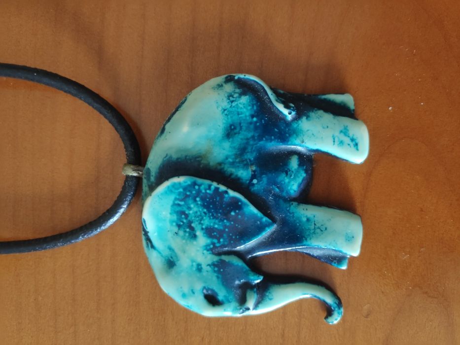 Colar com elefante azul turquesa