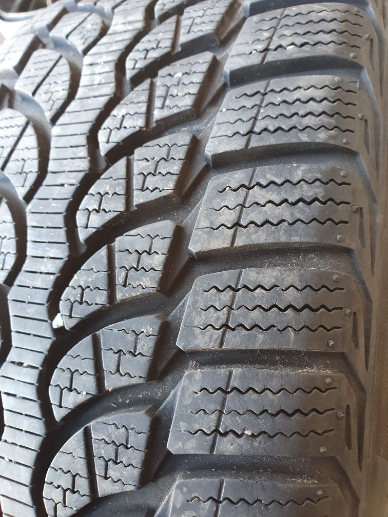 Opony Zimowe Bridgestone Blizzak Lm32  215.45.16 90V