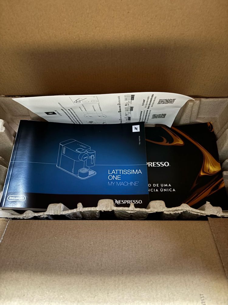 Máquina de Café DELONGHI Nespresso Lattissima One Evo EN510.B Preto