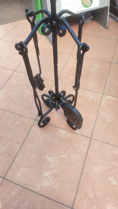 Stojak z akcesoriami do kominka