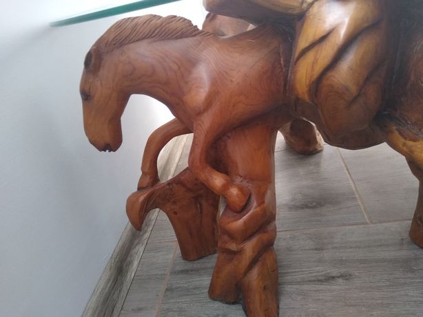 Stolik konie rzeźbiony