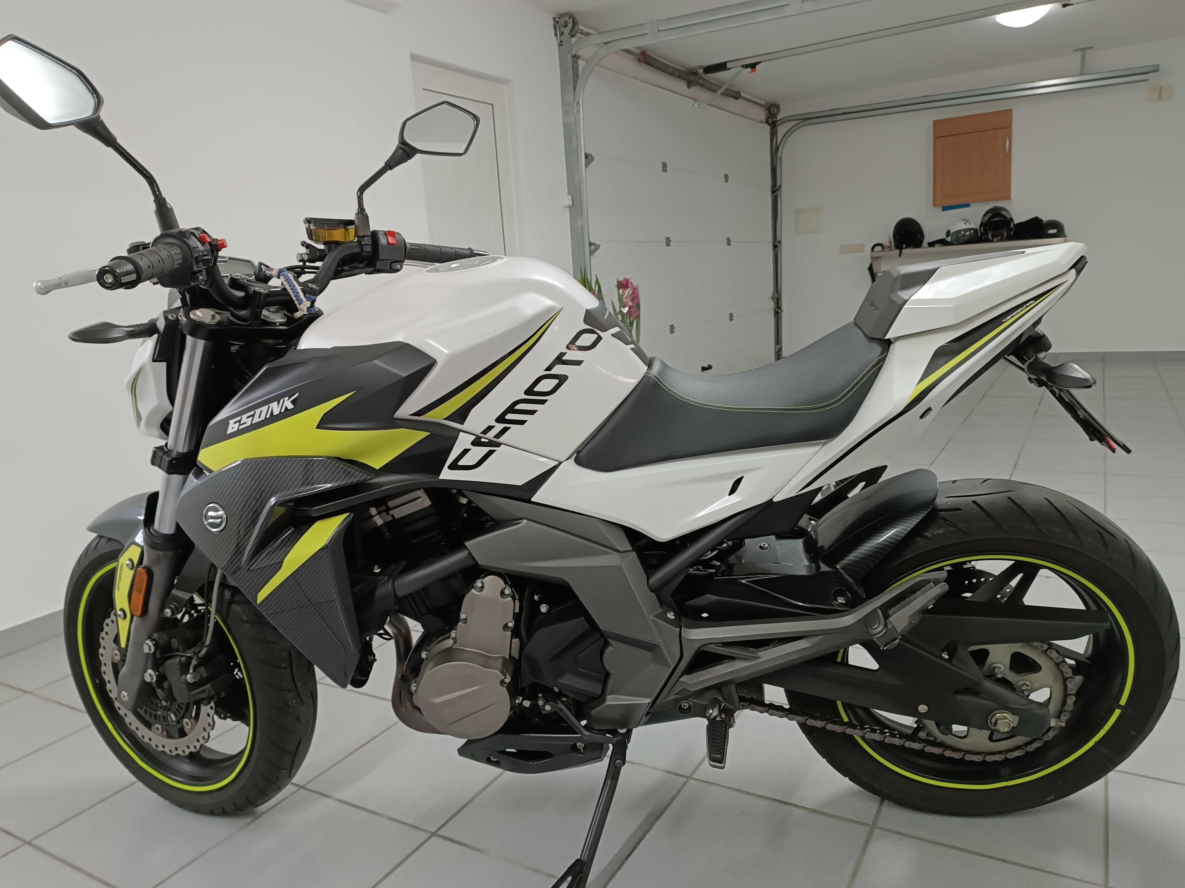 CFMoto 650 NK ABS de 2019 com 7800km.