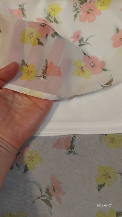 Piękna sukienka biała w kwiaty. 128