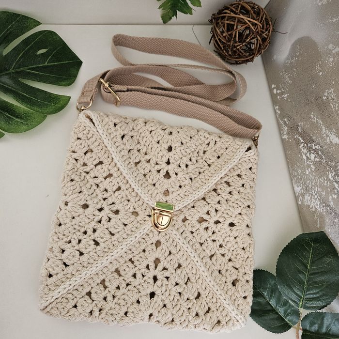 Bolsa Grany Square em croché