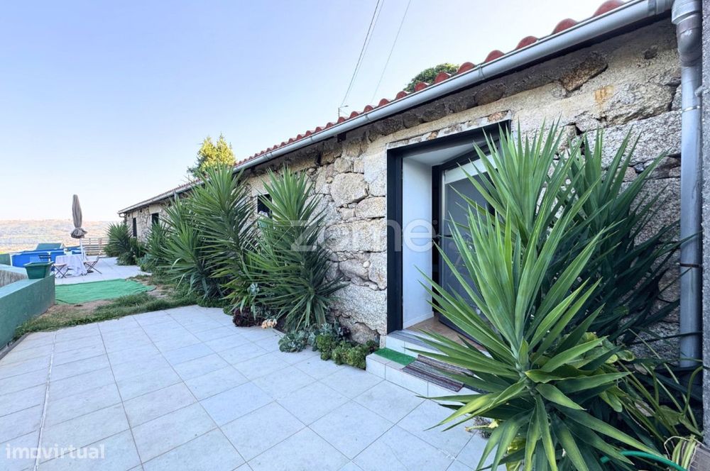 Refúgio com Vista Panorâmica - Moradia Bi-Familiar Guimarães