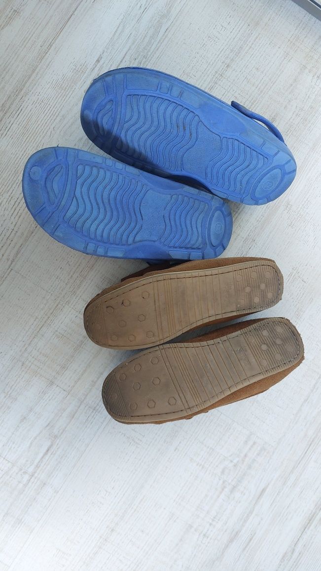 Buty chłopięce r. 34(21-21,5cm) Skórzane mokasyny plus klapki/crocsy