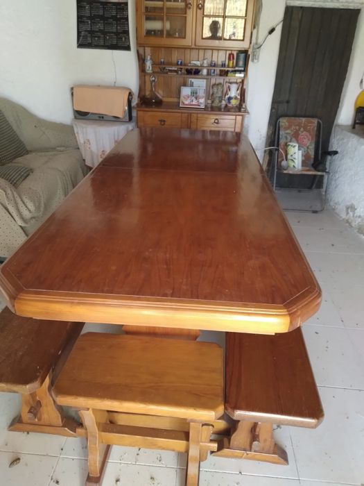 Mesa, bancos e louceiro de madeira. Sofá e carrinho de apoio de madeir