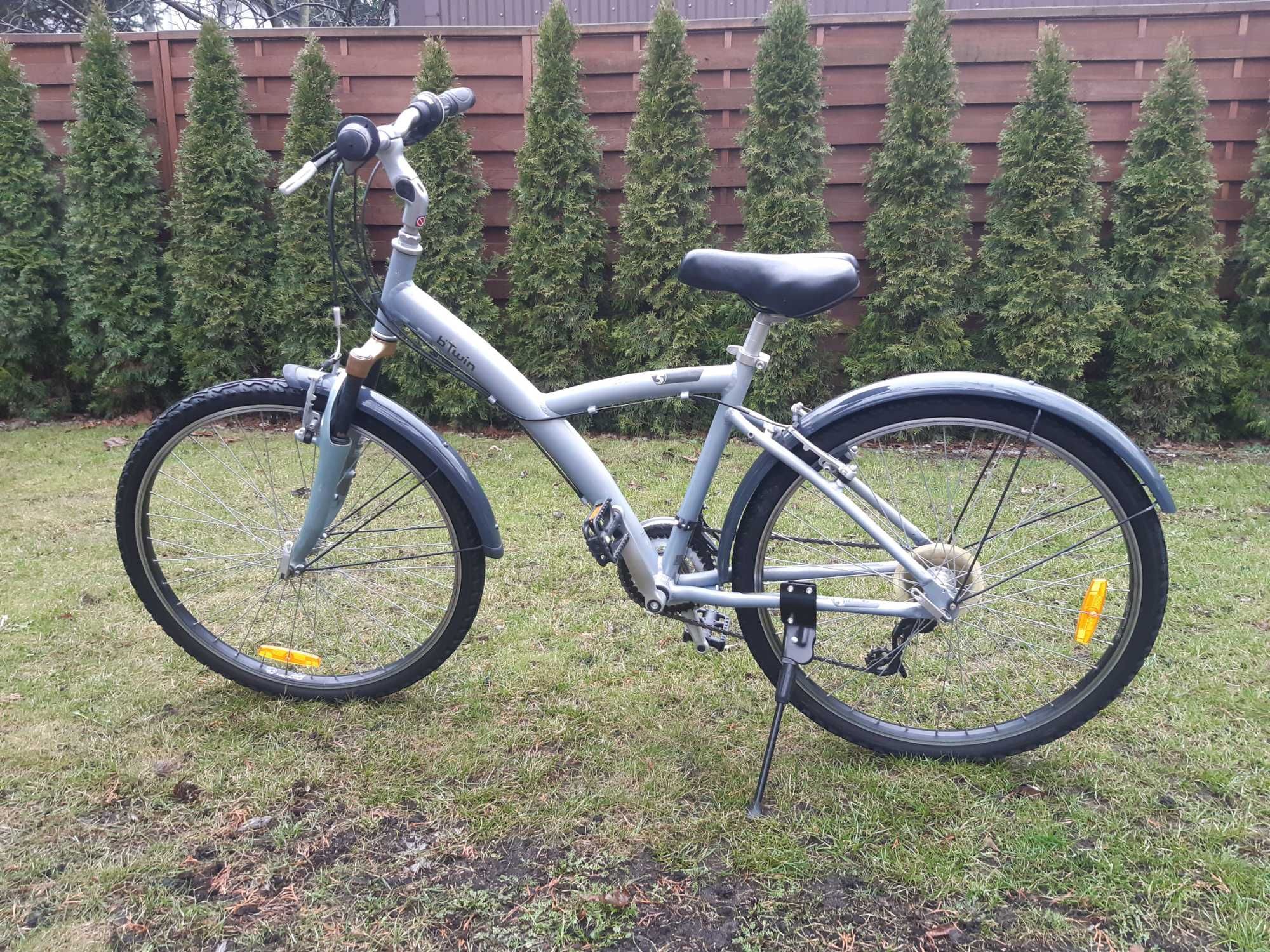Wielozadaniowy aluminiowy rower miejski Btwin 5 na kołach 26"