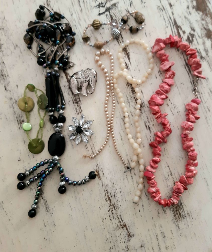 Sztuczna biżuteria, naszyjniki, korale, broszka