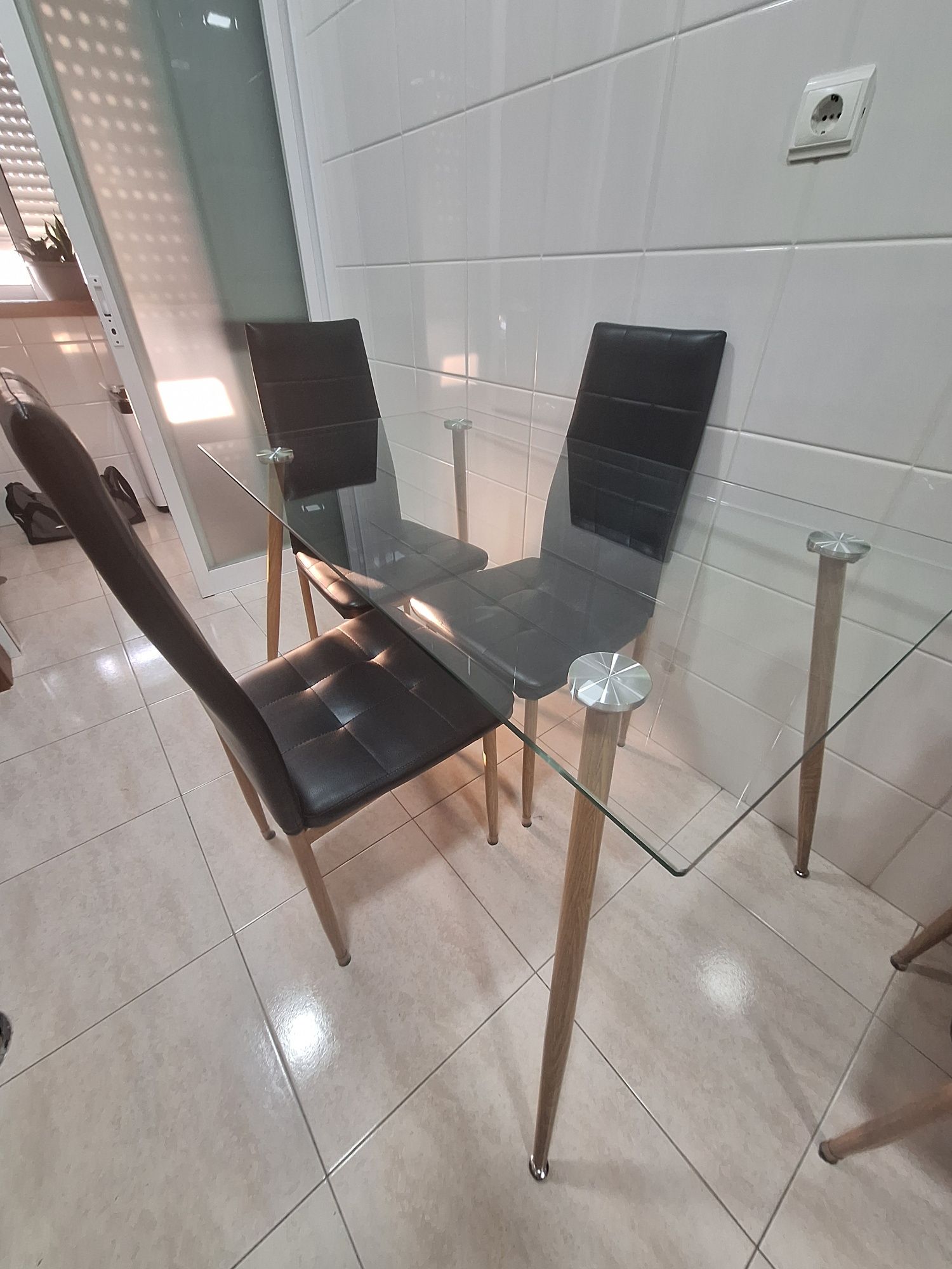 Conjunto de mesa e 4 cadeiras