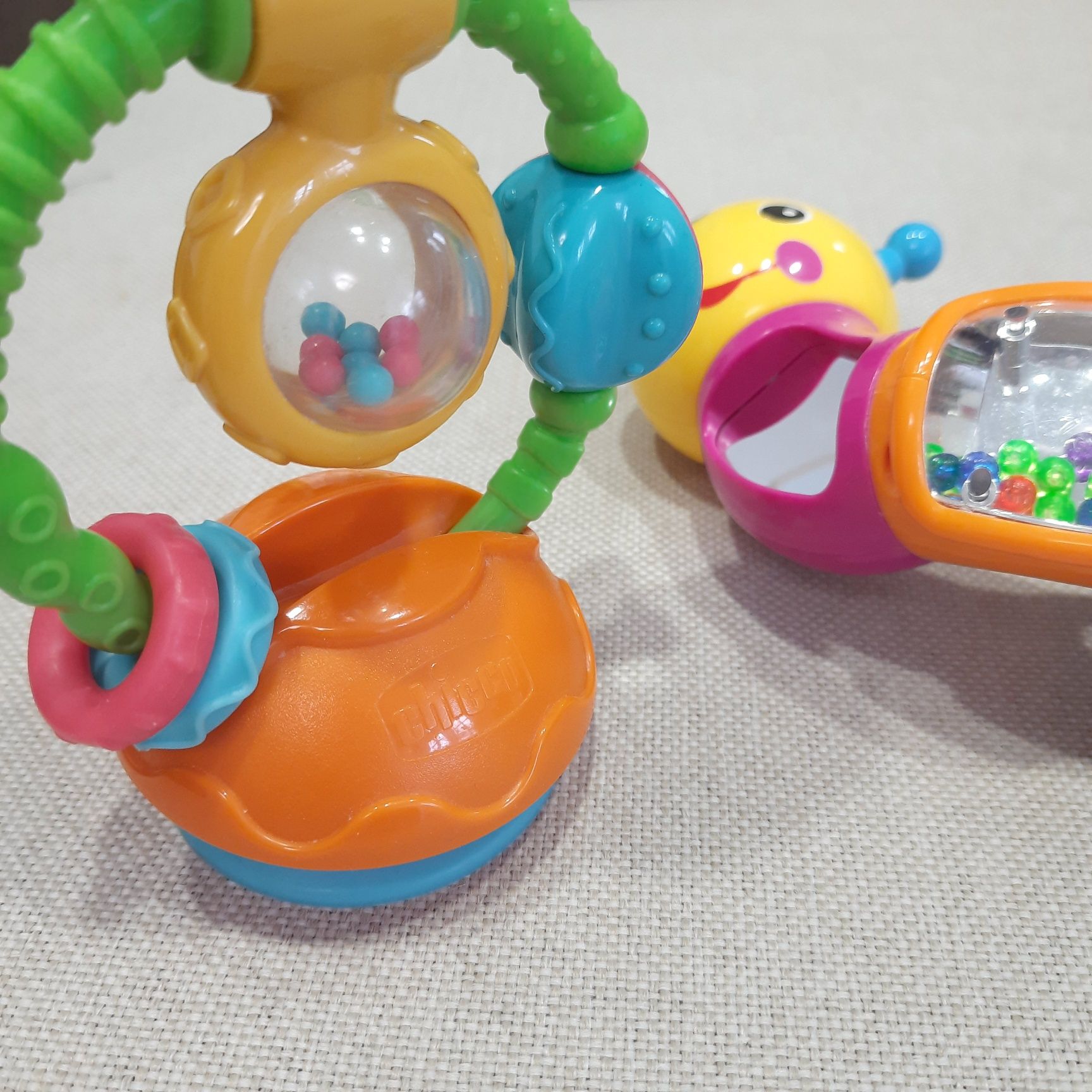 Іграшка-брязкальце на присосці Chicco Touch & Spin + гусениця трищітка